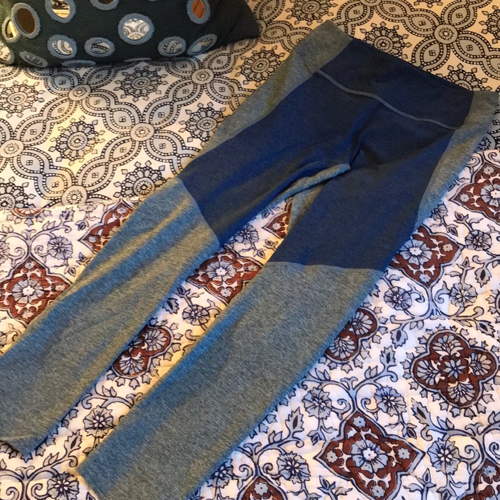 Outdoor Voices two tone 3/4 warmup leggings